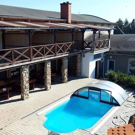 Q Ranch Hotel Bezdekov  ภายนอก รูปภาพ