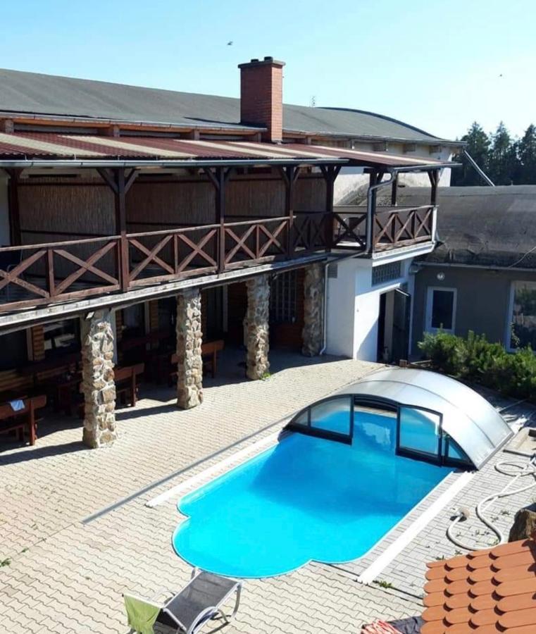 Q Ranch Hotel Bezdekov  ภายนอก รูปภาพ