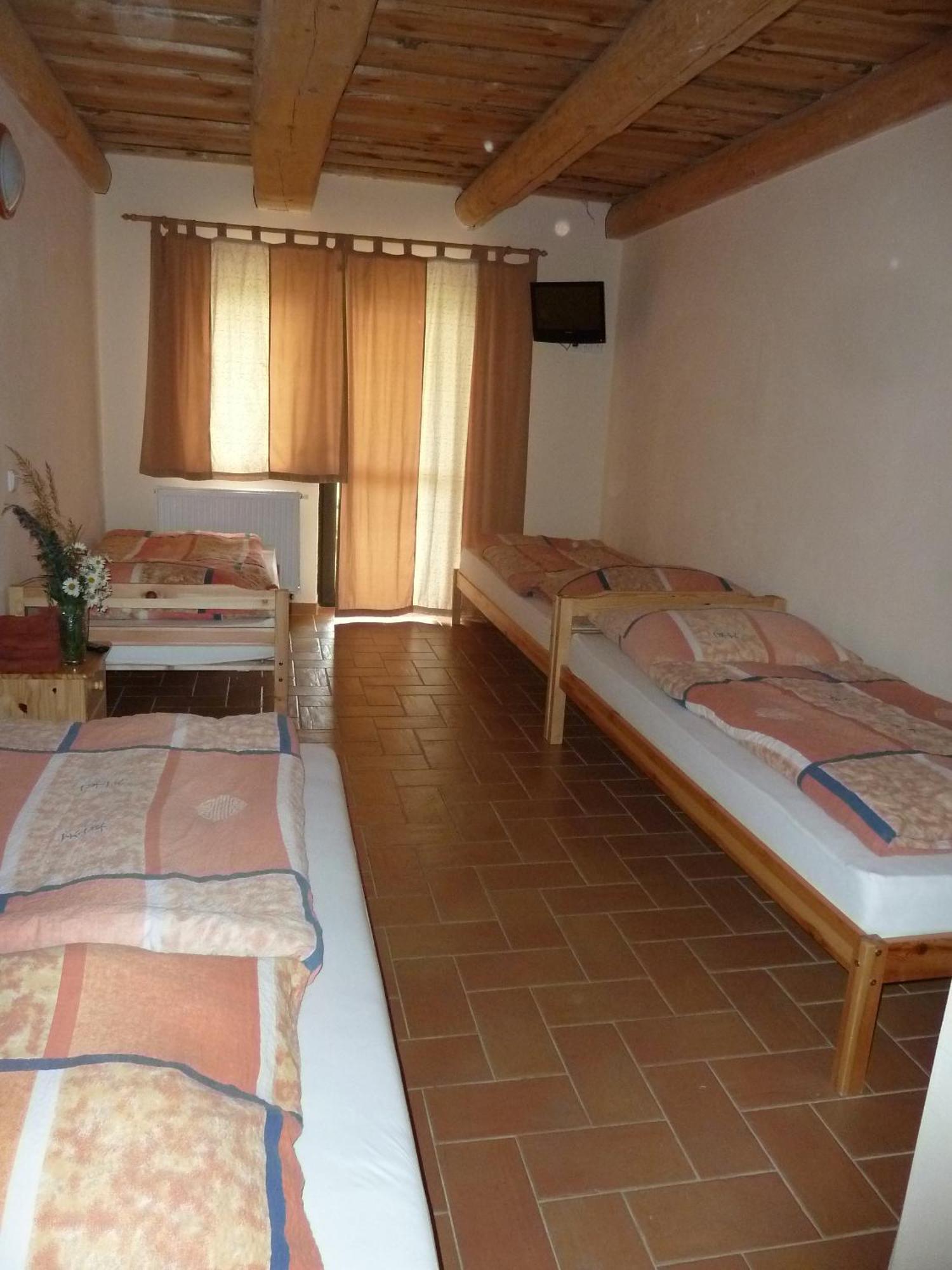 Q Ranch Hotel Bezdekov  ภายนอก รูปภาพ