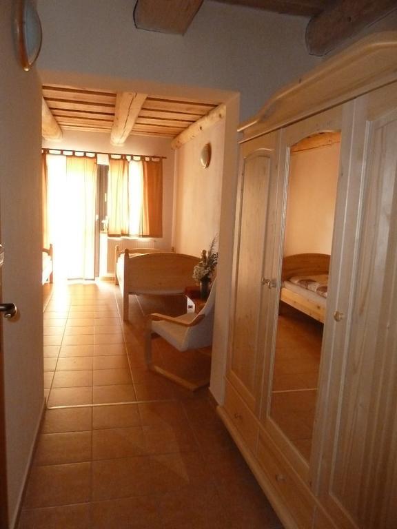 Q Ranch Hotel Bezdekov  ภายนอก รูปภาพ